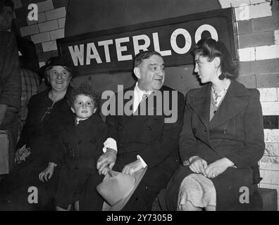 M. la Guardia, directeur général de l'U.R.R. A, est arrivé en Angleterre par avion aujourd'hui, pour une visite privée de deux jours. Cet après-midi, il a inspecté le métro de Londres et a pris mes trains avec Lord Ashfield, président du conseil de transport de passagers de Londres ; et d'autres officiers du conseil. Photos : M. la Guardia, parle avec Mme Rose Turner, une autre passager, en attendant un train station de métro Waterloo. 31 août 1946 Banque D'Images