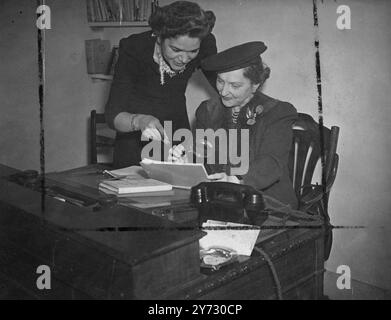 Les femmes contre le crime. La Mayfair Detective Agency, considérée comme la première du genre à fonctionner avec un personnel entièrement féminin, a commencé ses opérations à partir d'un bureau à Baker Street, Londres. Annette et Beatrix (les noms de famille ne sont pas divulgués pour des raisons évidentes) sont prêts à prendre sur n'importe quoi, et ni l'un ni l'autre ne vient à la tâche sans une formation préalable approfondie. Annette, un brillant dossier de détection. Pendant 22 ans, elle a aidé la police à lutter contre le trafic de drogue et dans les affaires de boîtes de nuit. Sa compagne Beatrix, 26 ans, grande, sombre et séduisante, vient de décrocher l’uniforme de la polic métropolitaine Banque D'Images