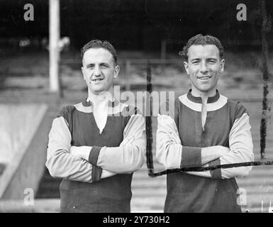 Une nouvelle photo d'une salle, à l'intérieur à droite dans l'équipe de West Ham united de 1946-47, photographiée avec lui à l'extérieur à gauche est J.Wood. 31 août 1946 Banque D'Images