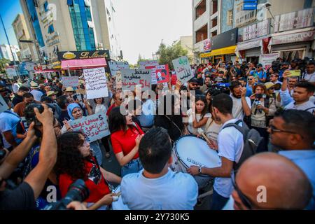 Tunis, Tunisie. 27 septembre 2024. Tunis, Tunisie. 27 septembre 2024. Une manifestation a lieu devant le parlement à Tunis contre le président tunisien Kais Sayed et le projet d'amendement à la loi électorale. La manifestation a coïncidé avec une séance plénière parlementaire pour discuter du projet de réforme électorale concernant le transfert des litiges électoraux de la juridiction du Tribunal administratif à la Cour d'appel de Tunis. L'élection présidentielle tunisienne doit se tenir le 6 octobre et trois candidats, dont le président Kais Sayed, seront autorisés à se présenter (crédit image : © Hasan Banque D'Images