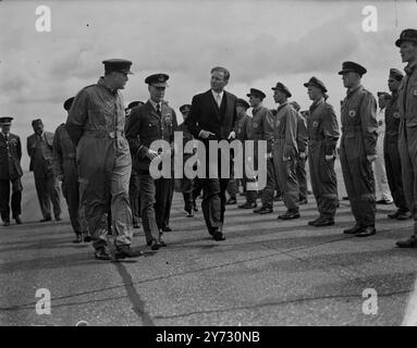 Les ambassadeurs de la RAF ont accueilli leur domicile. Des officiers de haut rang de la RAF, des diplomates et des habitants du petit village de Geaveley (Cambridgeshire) ont bien accueilli leur foyer. Ambassadeurs volants de Grande-Bretagne aujourd'hui (jeudi) . Lorsque, dirigé par le commandant de l'escadre A Craig, le 14e Lancaster du No 35 Bomber Squadron débarque sur l'aérodrome de Graveley après une tournée de six semaines aux États-Unis. Les expositions de photos, l'équipage aérien et le personnel au sol sont inspectés par, de gauche à droite, le W/CdR A J l Craig, commandant l'escadron, le maréchal de l'air Sir Normon Bottomley. AOC dans C Bomber Command, et M. Cabot Coville, au premier secrétaire de l'US Emba Banque D'Images