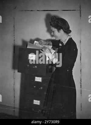 Les femmes contre le crime. La Mayfair Detective Agency, considérée comme la première du genre à fonctionner avec un personnel entièrement féminin, a commencé ses opérations à partir d'un bureau à Baker Street, Londres. Annette et Beatrix (les noms de famille ne sont pas divulgués pour des raisons évidentes) sont prêts à prendre sur n'importe quoi, et ni l'un ni l'autre ne vient à la tâche sans une formation préalable approfondie. Annette, un brillant dossier de détection. Pendant 22 ans, elle a aidé la police à lutter contre le trafic de drogue et dans les affaires de boîtes de nuit. Sa compagne Beatrix, 26 ans, grande, sombre et séduisante, vient de décrocher l’uniforme de la polic métropolitaine Banque D'Images