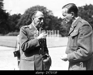 Monty rencontre ses généraux. L'une des plus importantes conférences du War Office en temps de paix ouvre ce matin (lundi) au Staff College Camberley, Surrey. Le maréchal Lord Montgomery, chef de l'état-major général impérial, a convoqué la conférence pour discuter de la guerre offensive avec 96 officiers de haut rang - la plus grande Assemblée d'officiers supérieurs jamais créée. Photos, à gauche, Major General N W McDonald Weir, C G S, Army, H q Wellington, Nouvelle-Zélande, au Staff College Camberley, ce matin (lundi). 12 août 1946 Banque D'Images