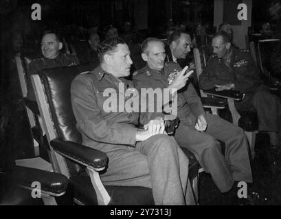 Monty rencontre ses généraux. L'une des plus importantes conférences du War Office en temps de paix ouvre ce matin (lundi) au Staff College Camberley, Surrey. Le maréchal Lord Montgomery, chef de l'état-major général impérial, a convoqué la conférence pour discuter de la guerre offensive avec 96 officiers de haut rang - la plus grande Assemblée d'officiers supérieurs jamais créée. Le maréchal Lord Montgomery fait le signe V alors qu'il est photographié avec le maréchal Sir Claude Auchinleck, commandant en chef, Inde, au Staff College Camberley, ce matin (lundi). 12 août 1946 Banque D'Images