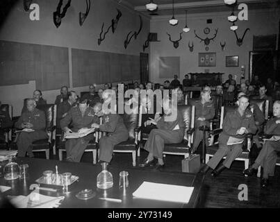 Monty rencontre ses généraux. L'une des plus importantes conférences du War Office en temps de paix ouvre ce matin (lundi) au Staff College Camberley, Surrey. Le maréchal Lord Montgomery, chef de l'état-major général impérial, a convoqué la conférence pour discuter de la guerre offensive avec 96 officiers de haut rang - la plus grande Assemblée d'officiers supérieurs jamais créée. Photos, une vue générale de la conférence au Staff College Camberley, ce matin (lundi). 12 août 1946 Banque D'Images