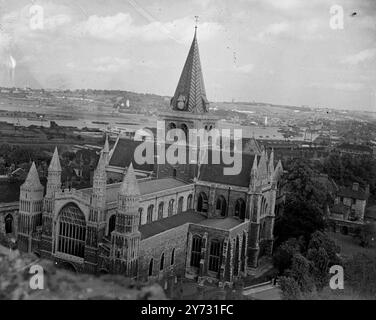 Cathédrale de Rochester depuis le sommet du château de Rochester 1946 Banque D'Images