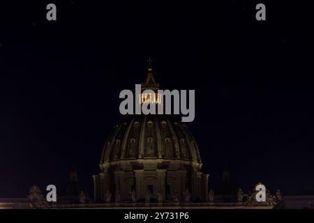 Dôme et façade principale (détail) de la basilique Pierre, Città del Vaticano/ Cité du Vatican. Banque D'Images