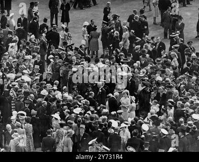 Une fête royale dans le jardin. Leurs majestés le Roi et la Reine cet après-midi (mardi) . 7000 invités ont été accueillis lors de la première fête royale d'après-guerre au palais de Buckingham. Des chapeaux et des manteaux de matinée ont été vus au Palais pour la première fois depuis avant la guerre, mais, avec le consentement du roi, de nombreux invités portaient une robe de service ou des costumes de salon. Spectacles de photos, la Reine et la Princesse Margaret. Vu parmi les invités à la fête du jardin du palais de Buckingham cet après-midi (mardi). 9 juillet 1946 Banque D'Images