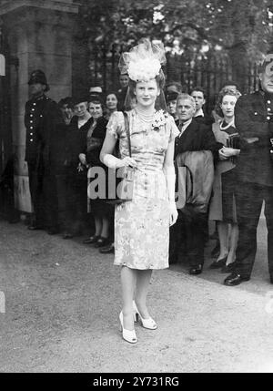 Une fête royale dans le jardin. Leurs majestés le Roi et la Reine cet après-midi (mardi) . 7000 invités ont été accueillis lors de la première fête royale d'après-guerre au palais de Buckingham. Des chapeaux et des manteaux de matinée ont été vus au Palais pour la première fois depuis avant la guerre, mais, avec le consentement du roi, de nombreux invités portaient une robe de service ou des costumes de salon. Spectacles de photos, Lady Joan Bedingfield, arrivant au palais de Buckingham pour la Garden party cet après-midi (mardi), 9 juillet 1946 Banque D'Images