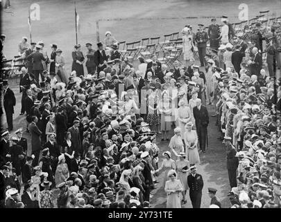 Une fête royale dans le jardin. Leurs majestés le Roi et la Reine cet après-midi (mardi) . 7000 invités ont été accueillis lors de la première fête royale d'après-guerre au palais de Buckingham. Des chapeaux et des manteaux de matinée ont été vus au Palais pour la première fois depuis avant la guerre, mais, avec le consentement du roi, de nombreux invités portaient une robe de service ou des costumes de salon. Spectacles de photos, le roi et la reine suivis par la princesse Elizabeth, la princesse Margaret Rose, la reine Mary, la princesse royale et la duchesse de Kent (en haut à gauche) marchant à travers les files d'attente des invités à la fête du jardin royal aujourd'hui. 9 juillet 1946 Banque D'Images