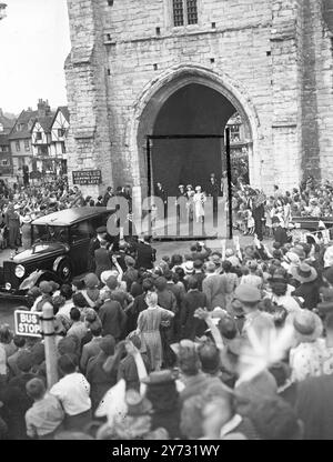 Visite royale à Canterbury. Leurs majestés le Roi et la Reine, accompagnés de la Princesse Elizabeth, ont visité Canterbury aujourd'hui (jeudi) pour assister à un service de Thanksgiving pour la préservation de la cathédrale de Canterbury pendant la guerre récente. 11 juillet 1946 Banque D'Images