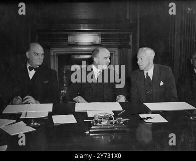 Le National Coal Board. À la suite de l'octroi de la sanction royale à la loi sur la nationalisation de l'industrie charbonnière, le Conseil national du charbon, sous la direction de son président, Lord Hyndley, s'est réuni ce matin (lundi) lors d'une séance spéciale pour la presse. Le vice-président du conseil est Sir Arthur Street. Expositions de photos, de gauche à droite Sir Arthur Street (vice-président), Kord Hyndley (président) et Sir Walter Citrine (directeur du travail) photographiés lors de la session extraordinaire du Conseil national du charbon ce matin (lundi). 15 juillet 1946 Banque D'Images