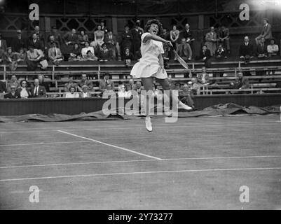 Les premiers championnats de tennis sur gazon de l'après-guerre s'ouvrent au club All England de Wimbledon, Londres, avec 52 Nations représentées. Picture Shows : une action expressive à court de Miss Dorothy Bundy (USA) en jeu contre Mrs Betty Passingham (Grande Bretagne). Miss Bundy One ce match simple 5-4, 5-1, une nouvelle excitante pour la «vieille brigade» de Wimbledon pour Miss Bundy est la fille de May Sutton, qui a remporté les championnats féminins deux fois, en 1905 et 1907. 25 juin 1946 Banque D'Images