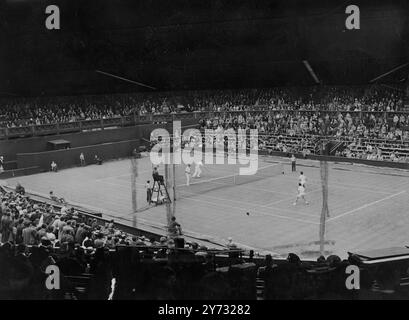 Les premiers championnats de tennis sur gazon de l'après-guerre s'ouvrent au club All England de Wimbledon, Londres, avec 52 Nations représentées. Photos : vue générale du court central à Wimbledon aujourd'hui pendant le match de double masculin entre I Rinkel et A. C Van Swol (pays-Bas) et R Buser et H Huonder (Suisse) 25 juin 1946 Banque D'Images