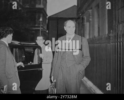 Le RT Hon. John Strachey, M. P, ministre de l'alimentation, a quitté Londres aujourd'hui, lundi, pour une mission alimentaire au Canada et aux États-Unis. Images : le ministre de l'alimentation a photographié en quittant le numéro 10 de la rue Downing, où il a assisté à une réunion du Cabinet avant de partir pour le Canada. 17 juin 1946 Banque D'Images