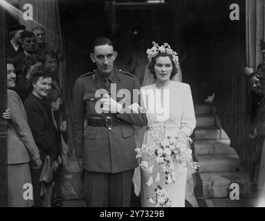 Mlle Elizabeth A.M. Llewelyn, qui s'est mariée aujourd'hui à St Mark's, North Audley Street, Londres 2 Lt-Col DM Caradog Prichard, les Royal Welch Fusiliers, était à un moment plus élevé que son époux. Elle était officier d'aile dans la W AAF, qui égale le grade de lieutenant-colonel dans l'armée. 25 juin 1946 Banque D'Images