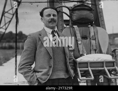 M. Bernard Lynch, 27 ans ancien membre de la Teh Eire Air Force, a été éjecté avec succès d'un avion à réaction météore pour la première fois dans l'histoire. Une fusée, un produit de la Martin Baker Aircraft Company de denham, Bucks, est utilisée pour propulser le pilote, toujours dans son siège à travers l'ouverture du cockpit à une distance de 60 pieds au-dessus de l'avion, loin de la queue et du sillage. 25 juillet 1946 Banque D'Images