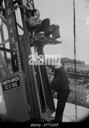 M. Bernard Lynch, 27 ans ancien membre de l'armée de l'air de l'Eire, a été éjecté hier soir avec succès d'un avion à réaction météore pour la première fois dans l'histoire. Une fusée, le produit de la compagnie Martin Baker Aircraft de Denham, Bucks, est utilisée pour propulser le pilote, toujours dans son siège à travers l'ouverture du cockpit à une distance de 60 pieds au-dessus de l'avion. Images : M. Lynch sur le pylône d'essai à Denham. Le dispositif de fusée est placé en position sous son siège avant l'ascension d'essai. 25 juin 1946 Banque D'Images