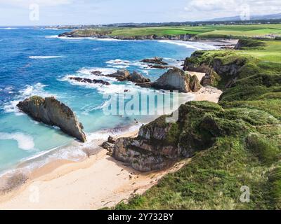 Vue aérienne de la plage de Mexota à Serantes, Tapia de Casariego, Asturies, Espagne Banque D'Images