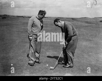 Dans un vent hurlant et une pluie vertigineuse, la première manche du tournoi de golf Spalding £1500 s'est déroulée sur ce parcours et Andrews hier, 5 juin. Dai Rees a établi un nouveau record pour les liens du championnat avec l'incroyable 75 malgré les conditions météorologiques. L'image montre : J Adams (Beacons Field) (à gauche) regarde tandis que W Shankland (temple Newsam) met en pratique sur le green. 6 juin 1946 Banque D'Images