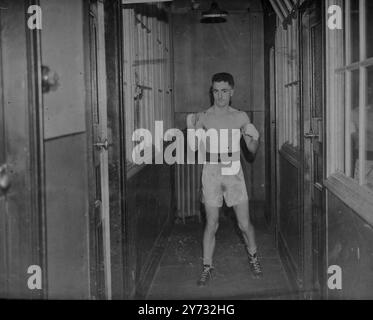 Bruce Woodcock et Freddie Mills, qui se rencontrent ce soir à Haringey, ont pesé au gymnase Jack Solomons cet après-midi. Woodcock le champion britannique, a gravé 13 pierres 9Ibs, et Mills 12 pierres 13Ibs. 4 juin 1946 Banque D'Images