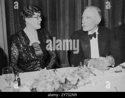 Le dîner du 50e anniversaire de l’Ulster Association a eu lieu ce soir dans le grand hall des Connaught Rooms, à Londres. Le président, le duc d'Abercorn, et la duchesse d'Abercorn ont reçu les invités, et le toast de 'Ulster' a été proposé par Sir Richard Livingstone, ma, Litt D. la réponse a été faite par le RT honorable Sir Basil Brooke, BT, M. C, D. L, M. P, premier ministre d'Irlande du Nord. Images : la duchesse d'Abercorn et Sir Richard Livingstone. 29 mars 1946 Banque D'Images