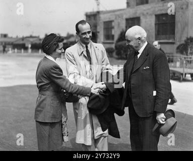 Le maire de Budapest, Hongrie, Jozsef Kovago, est arrivé à Croydon par avion. Il est venu de Budapest à l'invitation du London County Council pour étudier les méthodes anglaises de logement, de protection de l'enfance, etc. La photo montre le conseiller Harry Smith, vice-président du London County Council saluant le maire de Budapest et Madame Kovago à leur arrivée à l'aéroport de Croydon. 23 mai 1946 Banque D'Images