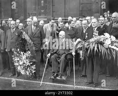 Des ex-militaires belges et britanniques ont participé cet après-midi à une cérémonie de dépôt de gerbes au cénotaphe de Whitehall, en l'honneur des militaires de Belgique, de France et de Grande-Bretagne tombés dans les deux guerres. Le parti français qui devait être présent a été retardé et a été représenté au cénotaphe par son ambassadeur. 25 mai 1946 Banque D'Images