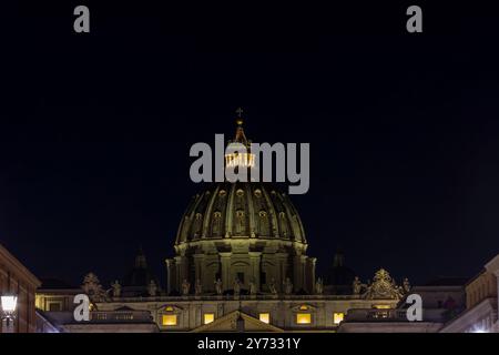 Dôme et façade principale (détail) de la basilique Pierre, Città del Vaticano/ Cité du Vatican. Banque D'Images