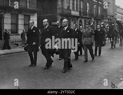 Sur ordre du roi, des honneurs militaires ont été accordés lors des funérailles à Londres de l'ambassadeur belge Barron de Cartier de Marchienne. Le cercueil a été emmené de sa résidence à Belgrave Square à la cathédrale de Westminster sur un chariot d'armes avec une escorte de cavalerie domestique et de gardes à pied, avec bande et tambours, et de la même manière, après le service, à la caserne de Chelsea. L'image montre le RT. Hon. P.J. Noel - Baker - Ministre d'État (à gauche) et Mr. Spaak - Ministre belge des Affaires étrangères (au centre) dans le cortège funèbre quittant l'ambassade de Belgique, Belgrave Square, Londres. 15 mai 1946 Banque D'Images