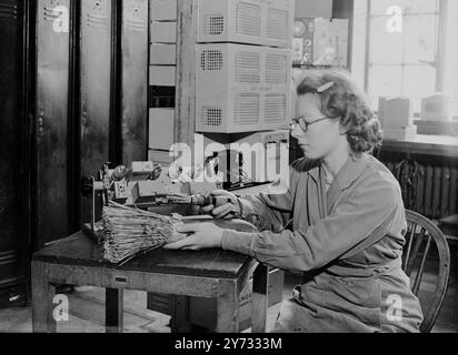 Le General Post Office a un ambitieux programme de recherche à mener à la station de recherche de Dollis Hill à Londres. Inventions découvertes, et dans certains cas utilisées, pendant les années de guerre et gardé des secrets, et ayant mis à des utilisations en temps de paix. Une image de comparaison montrant le nouveau système téléphonique multicanal à câble coaxial, composé de quatre fils dans un tube, et l'ancien câble composé de 1080 fils - ce nouveau système doit être utilisé sur les principales routes téléphoniques principales. 16 mai 1946 Banque D'Images