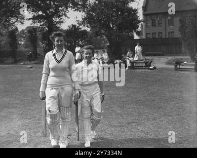 Le cricket féminin a recommencé sérieusement et l'une des nouvelles équipes féminines les 'Xwaafians' - composée de membres et d'ex-membres de la Women's Auxiliary Air Force. Ils ont ouvert dans un style raffiné. Leurs adversaires hier étaient Brentwood High School Girls à Brentwood. La photo montre Miss D.M. Etholen (à gauche) et Miss I.G.E. Greenwood qui sortent pour ouvrir les manches des XWAAFians à Brentwood. 19 mai 1946 Banque D'Images