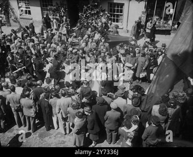 Les foules parcouraient les anciennes rues actuelles de Helston, en Cornouailles, le jour à fourrure, le premier fleuri à avoir lieu depuis la fin de la guerre. La renaissance de cette vieille cérémonie pittoresque a amené des voitures et des autocars de toutes les stations voisines et vers le soir Helston ressemblait à Epsom le jour du derby. La photo montre les danseurs floraux de jour faisant leur chemin de danse jusqu'à coinagehall Street. 9 mai 1946 Banque D'Images