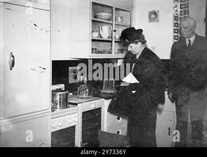 Mme Attlee - épouse du premier ministre inspecte une cuisine entièrement électrique au Daily Herald Modern Homes Exhibition à Dorland Hall, Regent Street, Londres. 9 mai 1946 Banque D'Images