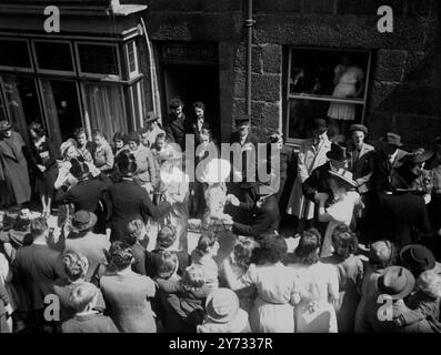 Les foules parcouraient les anciennes rues actuelles de Helston, en Cornouailles, le jour à fourrure, le premier fleuri à avoir lieu depuis la fin de la guerre. La renaissance de cette vieille cérémonie pittoresque a amené des voitures et des autocars de toutes les stations voisines et vers le soir Helston ressemblait à Epsom le jour du derby. Photo montre danser le long du trottoir de Meneage Street, Houston, en passant par les maisons et les boutiques. 9 mai 1946 Banque D'Images
