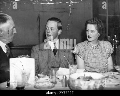 Dîner annuel de l'Oxfordshire Private Coursing Club et remise des trophées à l'hôtel de ville de Woodstock, Oxfordshire. La photo montre Lord Blandford (au centre) et Lady Caroline Spencer-Churchill, fils et fille du duc et de la duchesse de Marlborough, invités au dîner. 4 mai 1946 Banque D'Images