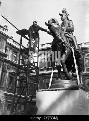 Une statue équestre en plâtre de SM le roi George V a été apportée dans la cour de la maison de Burlington pour l'exposition d'été de la Royal Academy. La statue, qui doit encore être coulée, est l'œuvre de M. Maurice Lambert. ARA, a été commandé par le comité du mémorial du roi George à Adélaïde, en Australie. La statue qui mesure 15 pieds de haut a été apportée de son atelier à Kensington à la maison Burlington via Picadilly. La photo montre M. Lambert avec sa statue juste après avoir effectué une cérémonie de « dévoilement » d'un seul homme. 30 avril 1946 Banque D'Images