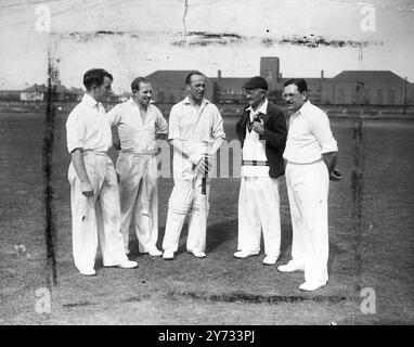 Chatter ensemble sont, de gauche à droite : - G. A Edrich, Eric Edrich, J. A Fallows (capt), Harry Make-Peace (entraîneur) et B. P King. Lancashire Cricket Club. 1946[?] Banque D'Images