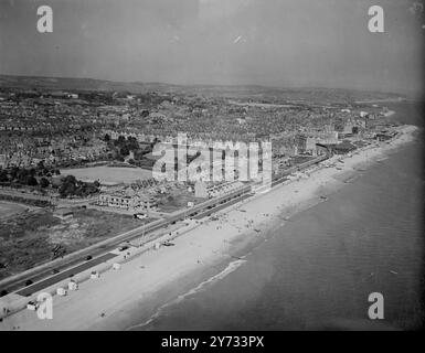 Plage de Bexhill-on-Sea photographiée depuis les airs en avril 1946 Banque D'Images