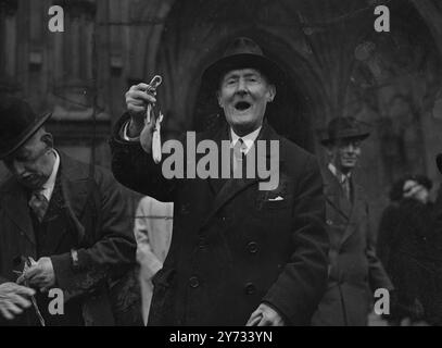 La cérémonie séculaire de Royal Maundy a eu lieu à l'abbaye de Westminster où sa Majesté le roi George VI surveillé par la reine et les deux princesses ont distribué de l'argent Maundy à 30 hommes âgés et 38 femmes. La cérémonie de Maundy date de l'époque où les rois d'Angleterre, comme un acte d'humidité, lavaient les pieds des pauvres hommes et leur donnaient de la viande, de l'argent'. - - Photo montre Samuel Chilvers, 87 ans, souriant heureux après avoir reçu son sac à main Maundy du roi à Westminster. - - 18 avril 1946 Banque D'Images