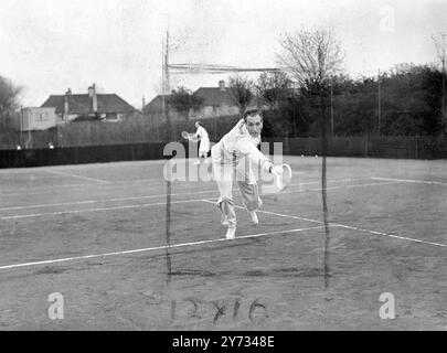 La première saison de tennis sur gazon d'après-guerre s'ouvre avec les championnats de Surrey Hard court à Sutton. En plus des anciens et actuels joueurs de la Coupe Davis, les inscriptions sont venues d'Australie, de Hollande et de Chine. La photo montre A.C. Van Swol, joueur hollandais de la coupe Davis, fait un retour spectaculaire du revers à B.G. Neal au deuxième tour du simple masculin à Sutton. 8 avril 1946 Banque D'Images