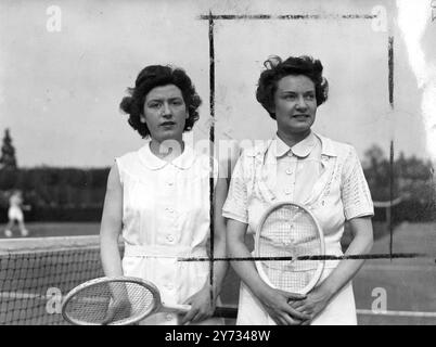 La joueuse britannique de tennis sur gazon Mme Betty Hilton (à droite) aux championnats de Surrey Hardcourt à Sutton, Surrey, a atteint la finale du championnat et s'est entraînée pour la Coupe Wightman à Wimbledon. 12 avril 1946 Banque D'Images