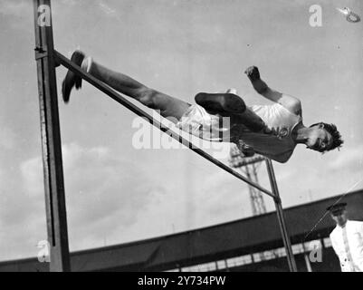 Les athlètes d'Oxford ont rencontré Cambridge au stade White City de Londres, cet après-midi, lorsque la réunion sportive inter-universitaire a été relancée pour la première fois depuis la guerre. L'image montre : C. R Leeson, Cambridge, remportant le saut en hauteur. 23 mars 1946 Banque D'Images