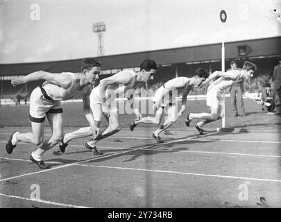 Les athlètes d'Oxford ont rencontré Cambridge au stade White City de Londres, cet après-midi, lorsque la réunion sportive inter-universitaire a été relancée pour la première fois depuis la guerre. L'image montre : le début de la course de 880 yards à la ville blanche. 23 mars 1946 Banque D'Images