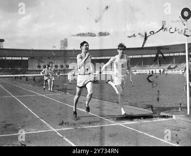 Les athlètes d'Oxford ont rencontré Cambridge au stade White City de Londres, cet après-midi, lorsque la réunion sportive inter-universitaire a été relancée pour la première fois depuis la guerre. La photo montre : JPS Gibson, marchand Taylors et St John's, Oxford gagnant la course de 880 yards. 23 mars 1946 Banque D'Images