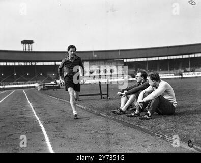 Entraînement pour les sports inter-universitaires au stade White City, Londres de nombreux jeunes athlètes qui sont retournés au sport après un service de guerre considérable et varié. Les images montrent : RTS McPherson, un ex-parachutiste qui détient le MC avec 3 barres, s'entraîne pour le mile qu'il courra pour l'Université d'Oxford samedi. 19 mars 1946 Banque D'Images