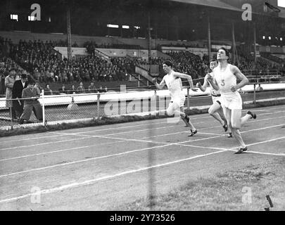 Les athlètes d'Oxford ont rencontré Cambridge au stade White City de Londres, cet après-midi, lorsque la réunion sportive inter-universitaire a été relancée pour la première fois depuis la guerre. 23 mars 1946 Banque D'Images