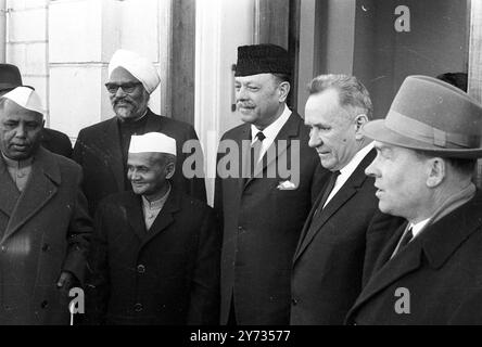 Rencontre historique - Tachkent le premier ministre soviétique russe, Alexei Kosygin (à droite) avec le premier ministre indien Lal Bahudur Shastri (à gauche) et le président pakistanais Ayub Khan . Shastri et Khan se sont serrés la main lorsqu'ils se sont rencontrés ce matin lors d'une réunion privée , qui a eu lieu cinq heures avant l'ouverture d'une conférence au sommet officielle visant à rechercher la paix au Cachemire . La réunion informelle a été organisée par M. Kosygin et s'est tenue à Durman , la villa du gouvernement de ce dernier à la périphérie de Tachkent . Le trio a parlé en privé pendant quarante minutes , discutant des arrangements pour la conférence , puis pos Banque D'Images