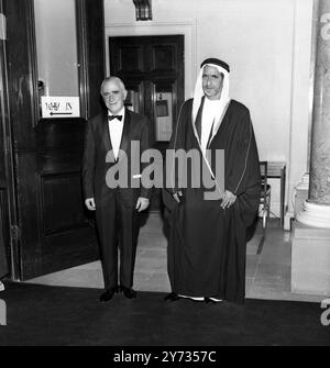 Le souverain de Dubaï , Cheikh Rashid II bin Saeed Al Maktoum est accueilli après son arrivée à Lancaster House à Londres par le ministre britannique des Affaires étrangères Michael Stewart . Le souverain , actuellement l'invité du gouvernement britannique , était l'invité d'honneur d'un dîner donné par M. Stewart . Cheikh Rashid est en visite officielle de cinq jours au cours de laquelle il a des entretiens avec le premier ministre britannique Harold Wilson et le ministre des Affaires étrangères. 22 juillet 1969 Banque D'Images