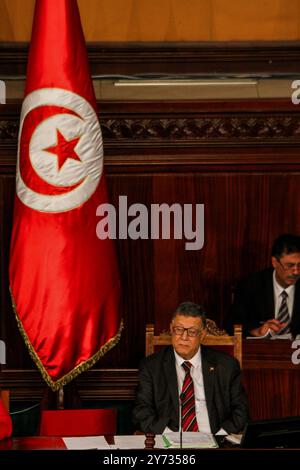 Tunis, Tunisie. 27 septembre 2024. Le Président de l'Assemblée des représentants du peuple tunisien, Ibrahim Bouderbala, lors d'une séance plénière pour discuter d'une proposition d'amendement à la loi électorale. Le projet de réforme électorale en cours de discussion au parlement concerne le transfert des litiges électoraux de la juridiction du Tribunal administratif à la Cour d'appel de Tunis. L'élection présidentielle tunisienne doit se tenir le 6 octobre et trois candidats, dont le président Kais Sayed, seront autorisés à se présenter Banque D'Images